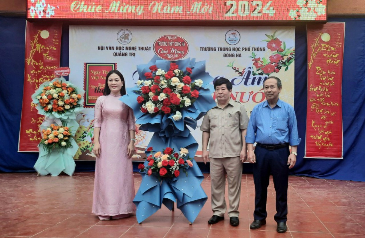 C&ocirc; gi&aacute;o Tạ Thị Thu Hiền - Hiệu trưởng Trường THPT Đ&ocirc;ng H&agrave; tặng hoa ch&uacute;c mừng nh&acirc;n Ng&agrave;y Thơ Việt Nam - Ảnh: L.T